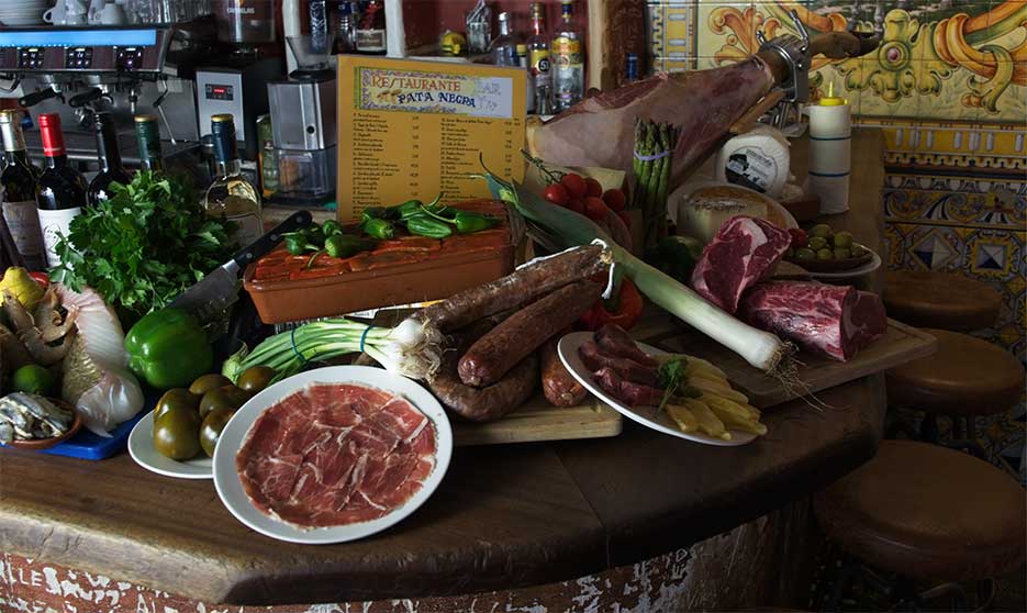 Pata Negra bar met jamón, chorizo en azulejo-tegels